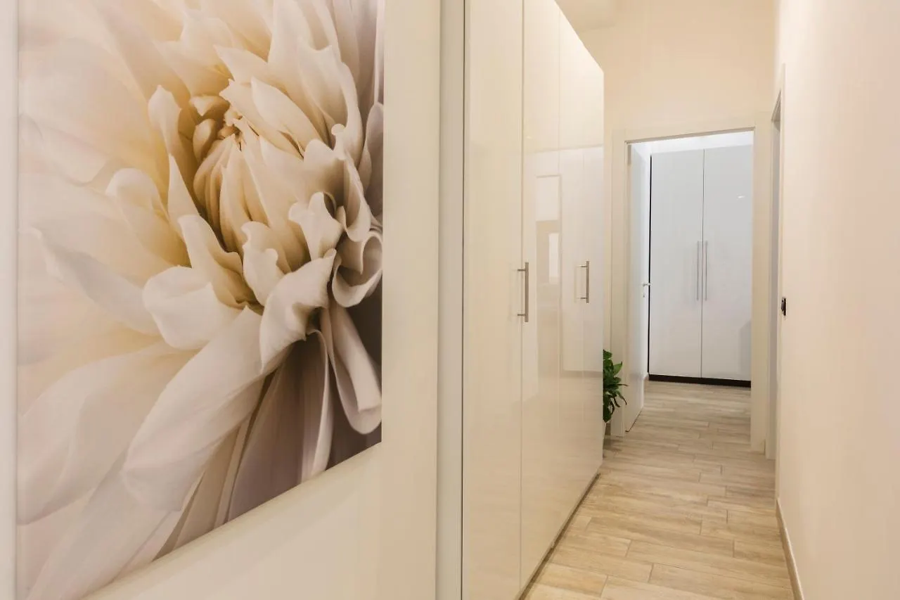 Yellow Line Apartment Milan
