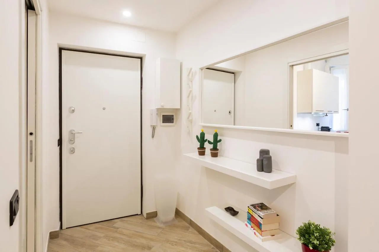 Yellow Line Apartment Milan